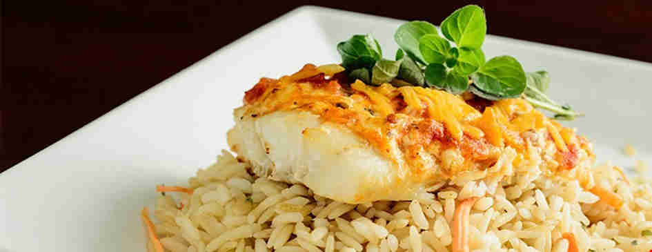 السمك بصلصة الطماطم مع الأرز الأحمر